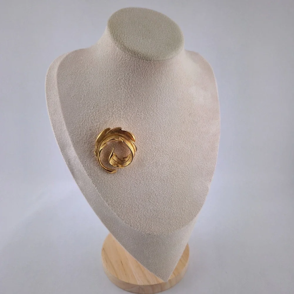 Monet Vintage Gold Tone Swirl Leaf Brooch Textured Brushed Botanical Pin‎